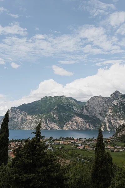 Como Gölü ve dağları yakınlarındaki antik İtalyan turist kasabasının resimli manzarası. Yaz tatili seyahati. Estetik manzara