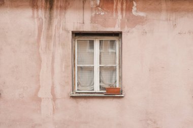 Almanya, Nuremberg 'deki eski tarihi mimari. Geleneksel Avrupa eski kasaba binası ahşap pencereleri ve renkli pastel duvarları var. Estetik yaz tatili seyahat geçmişi