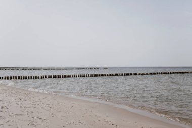 Denize giden kum yolu. Sakin deniz manzaralı sahil