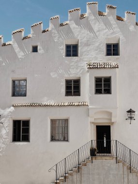 İtalya 'daki eski tarihi mimari. Geleneksel Avrupa eski kasaba binası. Ahşap pencereler, kepenkler ve güneş ışığı gölgeli renkli pastel duvarlar. Estetik yaz tatili seyahat geçmişi