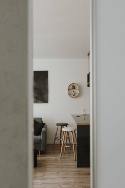 Estetik minimal ev, oturma odası iç tasarımı. Modern İskandinav iç tasarım konsepti. Kiralık şık bir daire.