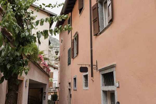 Rustikale Italienische Architektur Traditionelle Historische Europäische Landhäuser Mit Holzfenstern Blumen — Stockfoto