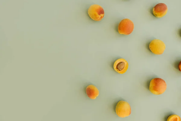 Wzór Owoców Świeżych Brzoskwiń Pastelowym Zielonym Tle — Zdjęcie stockowe