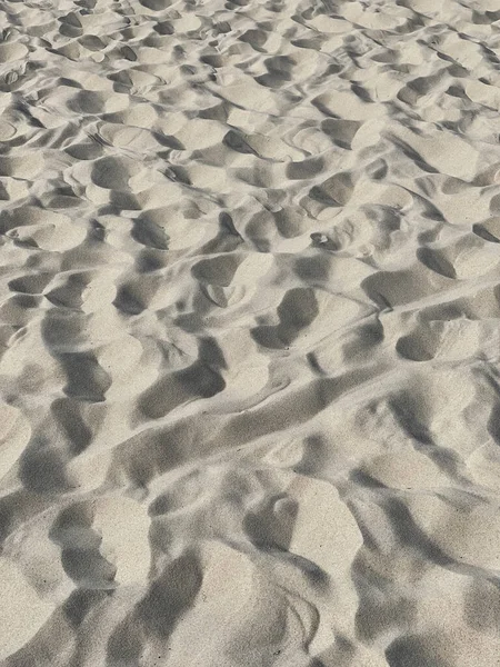 베이지 해변의 모래파는 질감을 발산한다 — 스톡 사진