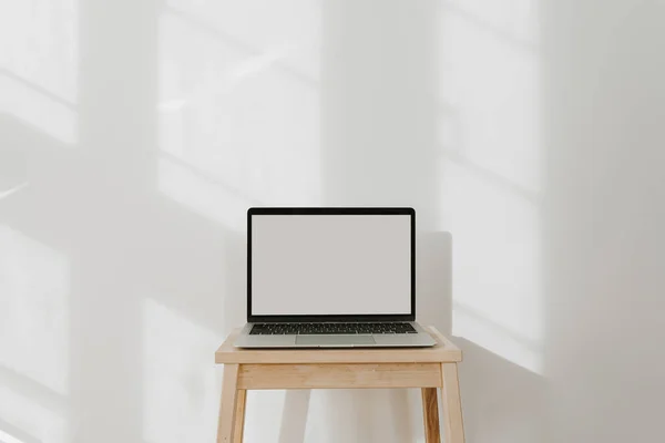 Esthetische Zonlicht Schaduwen Muur Blanco Display Laptop Computer Met Kopieerruimte — Stockfoto