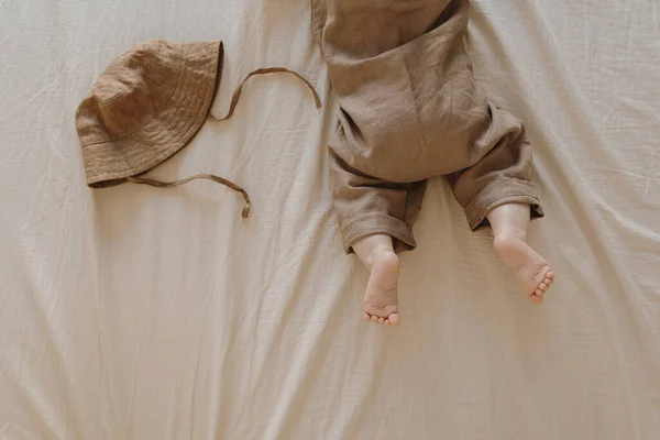 Yeni Doğmuş Güzel Kahverengi Elbiseli Bebek Çarşafların Üzerinde Yatıyor — Stok fotoğraf