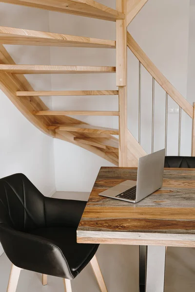 Schreibtisch Hause Mit Laptop Tisch Aus Massivem Holz Lederstuhl Treppe — Stockfoto