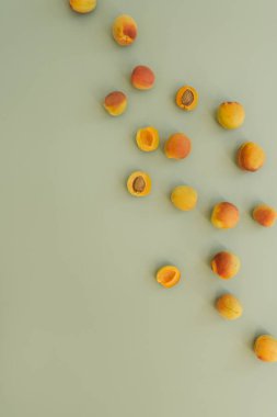 Pastel yeşil arka planda taze şeftali deseni.