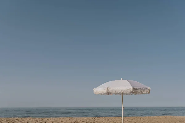 Mavi Deniz Gökyüzünün Önündeki Kumsaldaki Kumsalda Şemsiye Yaz Tatili Konsepti — Stok fotoğraf