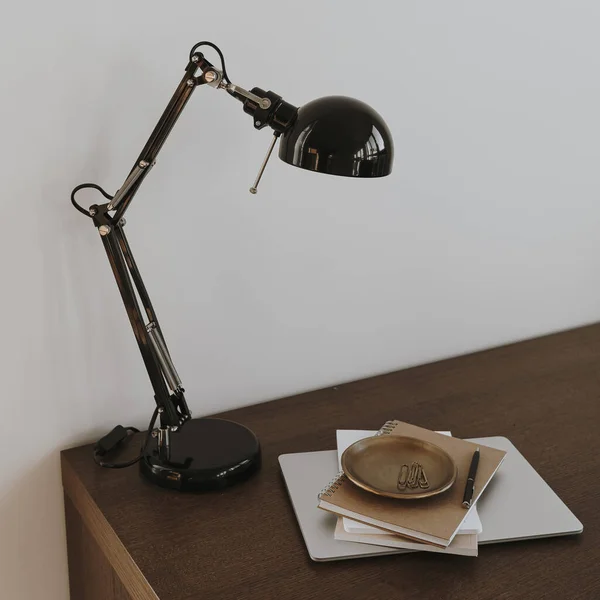 Büro Mit Laptop Lampe Notebooks Auf Dem Tisch Arbeiten Studieren — Stockfoto