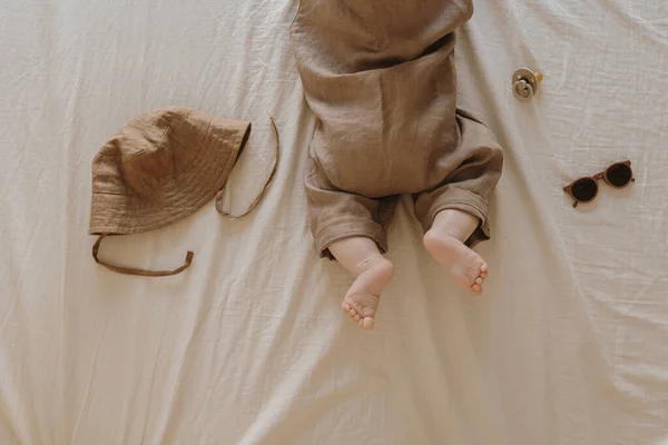Leuke Pasgeboren Baby Bruin Linnen Bodysuit Liggend Beige Beddengoed Esthetische — Stockfoto