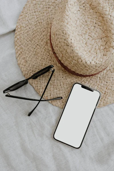 Tarafsız Bej Kumaşlı Hasır Şapka Güneş Gözlüklü Cep Telefonu — Stok fotoğraf