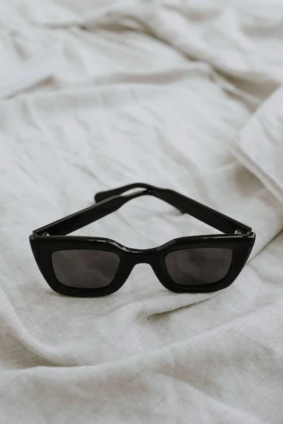 Černé Ženské Sluneční Brýle Zmačkané Neutrální Béžové Přikrývce — Stock fotografie