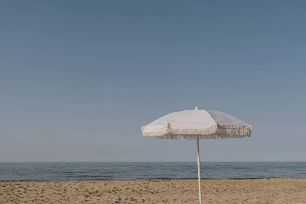 Concetto Vacanza Estiva Minima Ombrellone Sulla Sabbia Fronte Cielo Azzurro — Foto Stock
