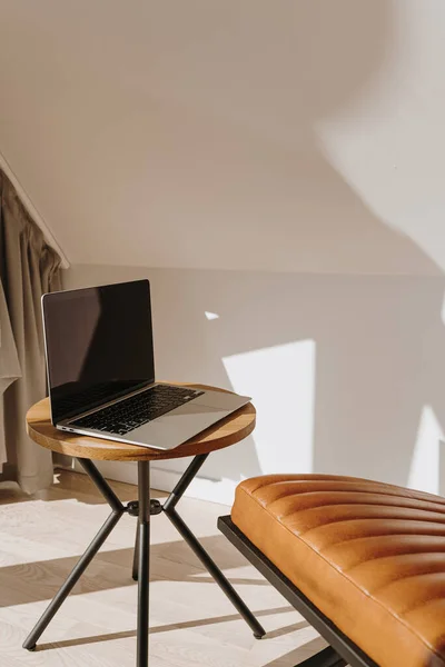 Luxe Minimaal Interieur Concept Helder Modern Scandinavisch Kantoor Met Laptop — Stockfoto
