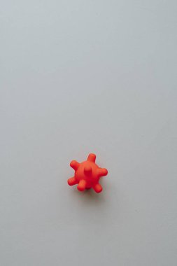 Coronavirus. Tarafsız arkaplanda kırmızı covid virüs. Düz konum, üst görünüm yaratıcı salgın konsepti