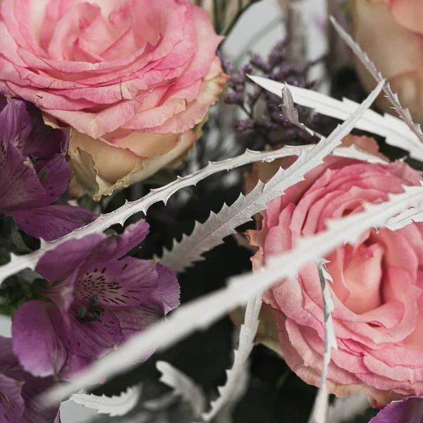 Szekrény Rózsaszín Rózsa Virágok Fehér Alapon — Stock Fotó