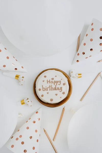 Geburtstagstorte Kerzen Luftballons Partyhüte Auf Weißem Hintergrund Flache Lage Draufsicht — Stockfoto