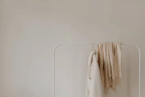 Outono Outerwear Cabide Sobre Parede Branca Jaqueta Branca Quente Saia — Fotografia de Stock