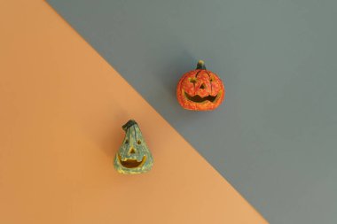 Renkli cadılar bayramı balkabakları. Fotokopi alanı olan turuncu ve gri arka planda. En az sonbahar tatili konsepti