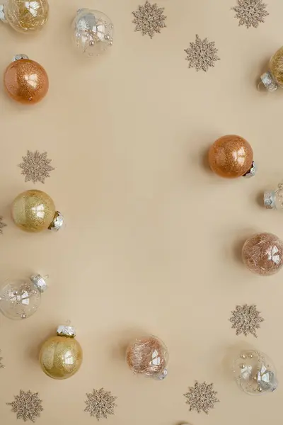 クリスマス 年末年始の作曲 空白のコピースペースでフレーム 金のクリスマスバブルボール 中立ベージュの背景にある星 フラットレイ トップビューお祝いのモックアップ — ストック写真