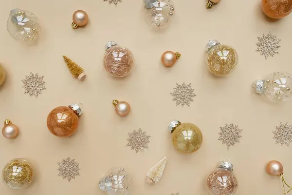 エレガントなクリスマス作曲 金と茶色のクリスマスバブル ボール 中立ベージュの背景のリボン 平らな層 トップビューの休日の概念 — ストック写真