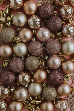 Renkli Noel mücevherleri için estetik yaratıcı düzenleme