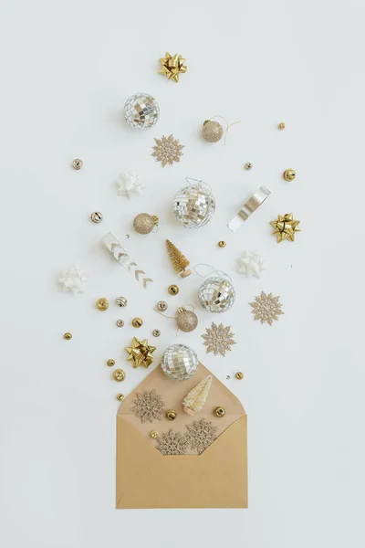 クリスマスの木の装飾 白い背景のリボンが付いているクラフト紙の封筒 — ストック写真