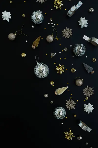 Luxus Karácsony Szilveszteri Kompozíció Arany Baubles Labdák Csillagok Fekete Háttérrel — Stock Fotó