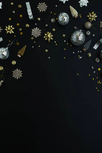 ラグジュアリークリスマス 真っ白なコピースペースとの新年の休日の構成 ゴールドバブルボール ブラックバックの星 クリスマスツリーの装飾 フラットレイ トップビューお祝いのテンプレート — ストック写真