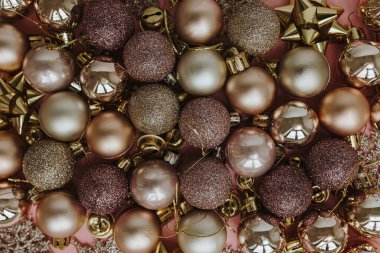 Noel altın deseni ve renkli Noel ağacı mücevherleri topları