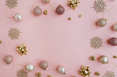 Renkli Noel balolarının estetik yaratıcı düzenlemesi ve pastel pembe arka planda oyuncaklar. Düz yatış, üst görünüm
