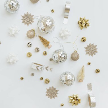 Zarif bir Noel kompozisyonu. Altın Noel ağacı süslemeleri: takılar, balolar, yıldızlar, kurdeleler. Düz konum, üst görünüm tatil konsepti