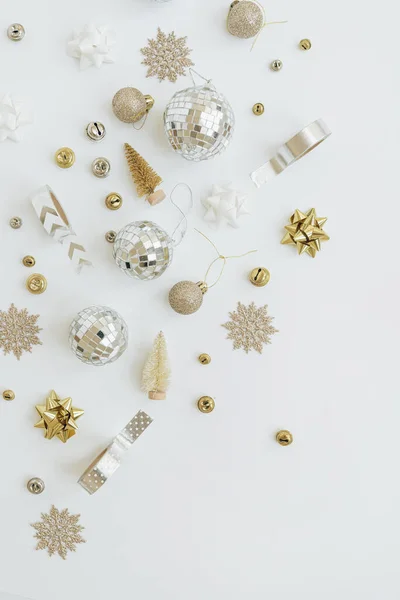 Esthetisch Creatief Arrangement Van Kleurrijke Gouden Beige Kerstballen Speelgoed Witte — Stockfoto