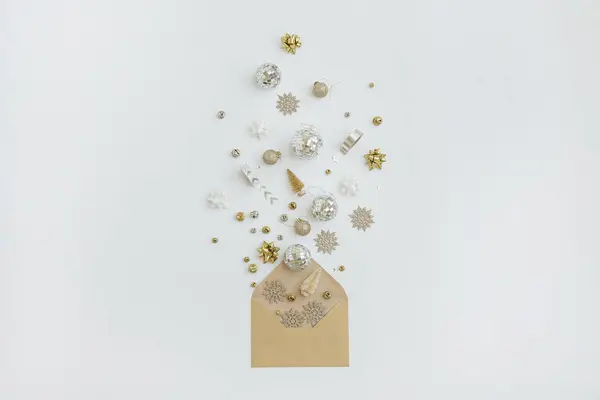 Kézműves Papír Boríték Karácsonyfa Dekorációk Labdák Csillagok Szalagok Fehér Háttér — Stock Fotó