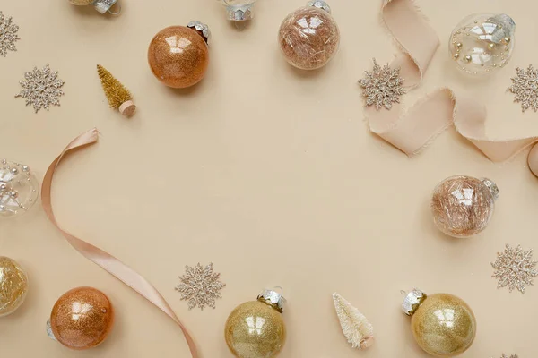 Tarafsız Bej Arka Planda Altın Konfeti Noel Oyuncak Topları Düz — Stok fotoğraf