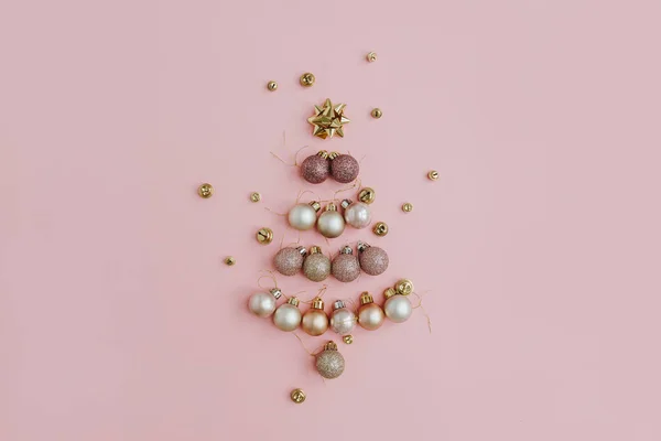 Composición Navideña Árbol Navidad Hecho Colorida Decoración Bolas Sobre Fondo — Foto de Stock