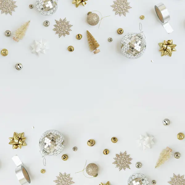 Gouden Confetti Kerstballen Witte Achtergrond Flat Lay Bovenaanzicht Kerstvakantie Achtergrond — Stockfoto
