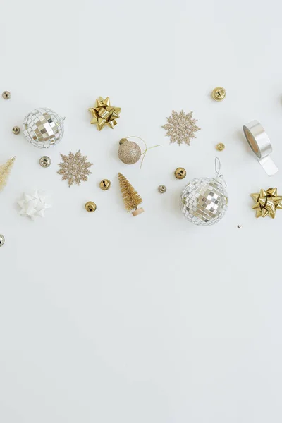 Composição Natal Elegante Decorações Árvore Natal Ouro Bugigangas Bolas Estrelas — Fotografia de Stock