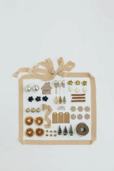 圣诞作文用米色缎带和圣诞装饰品 玩具树 白色背景的标签 创造性的最低限度假期准备 — 图库照片