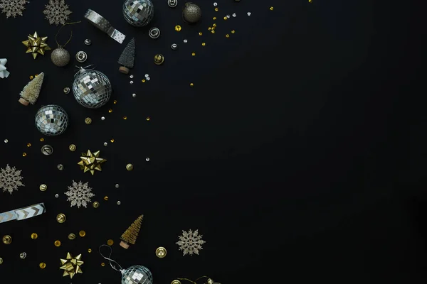 エレガントな豪華なクリスマスコンポジション 金のクリスマスツリーの装飾 バブル ボール リボン 平らな層 モックアップの空白のコピー スペースが付いている上の眺めの休日の概念 — ストック写真