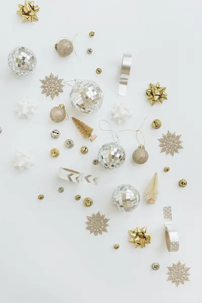 Elegantní Vánoční Kompozice Zlaté Vánoční Ozdoby Ozdoby Koule Hvězdy Stuhy — Stock fotografie