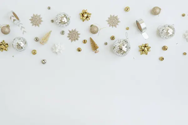 Elegant Julsammansättning Guld Julgran Dekorationer Grannlåt Bollar Stjärnor Band Flat — Stockfoto