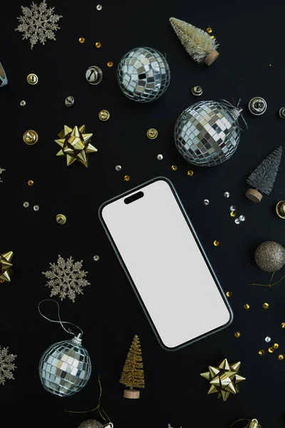 空白截断路径屏幕的平面手机 迪斯科舞会 金色的星星 玩具圣诞树 黑色背景上闪闪发光的意粉 奢华的美学圣诞概念 — 图库照片
