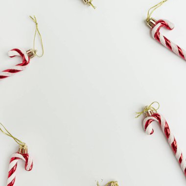 Noel arkaplanı. Çubuk şekerlerden yapılmış uzay çerçevesini kopyala. Boş alanı olan Noel ağacı süslemeleri