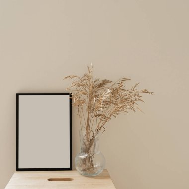 Kurutulmuş çimen buketi ile boş fotokopi alanı olan fotoğraf çerçevesi. En düşük boho biçimli iç tasarım modelleme şablonu