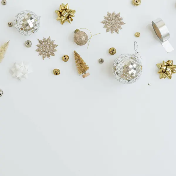 エレガントなクリスマス作曲 金のクリスマスツリーの装飾 バブル ボール リボン 平らな層 トップビューの休日の概念 — ストック写真