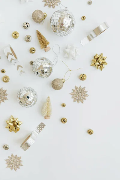 エレガントなクリスマス作曲 金のクリスマスツリーの装飾 バブル ボール リボン 平らな層 トップビューの休日の概念 — ストック写真