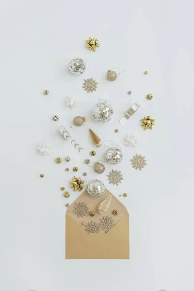 Karácsonyi Kézműves Papír Boríték Karácsonyfa Dekorációk Labdák Arany Csillagok Szalagok — Stock Fotó
