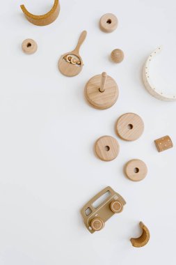 Doğal tahta bebek oyuncakları. Düz yatış, üst görünüm